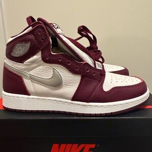 Air Jordan 1 Retro High OG GS
Bordeaux/Metallic silver/White